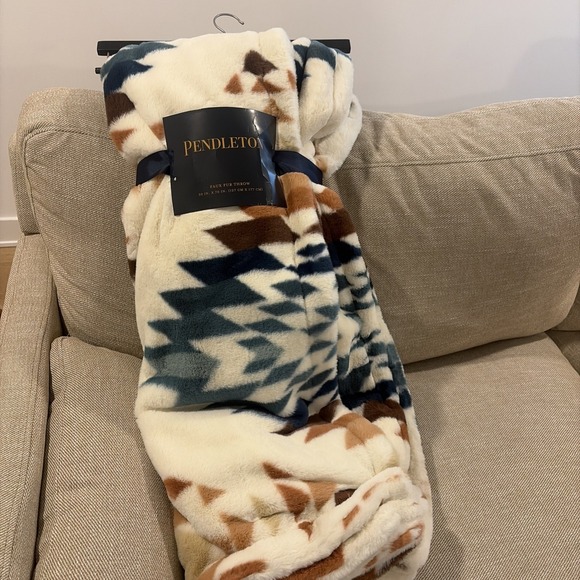 Pendleton Peak Canyon Faux Fur Throw Blanket 50